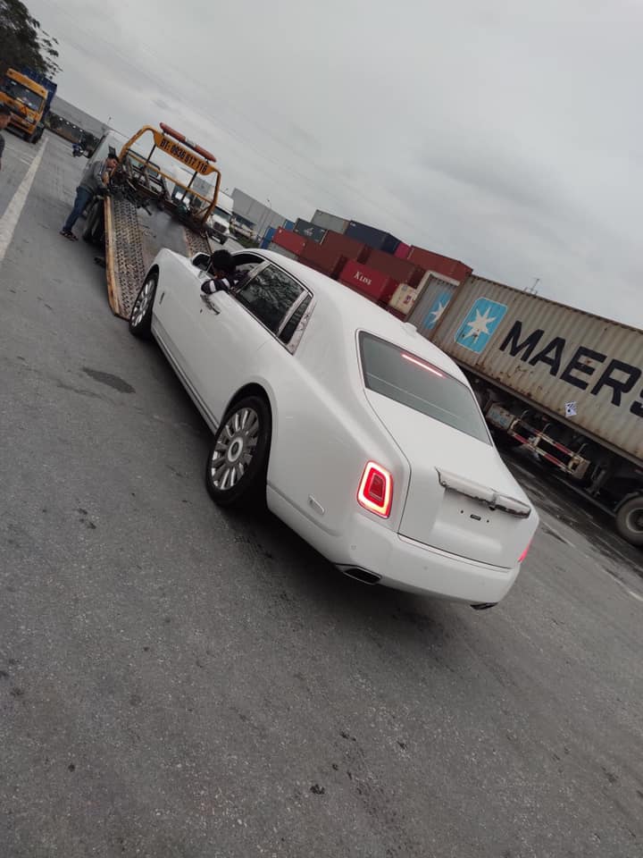 Nhưng đ&acirc;y kh&ocirc;ng phải l&agrave; Rolls-Royce Phantom VIII b&igrave;nh thường m&agrave; xe thuộc phi&ecirc;n bản Rolls-Royce Phantom Tranquility