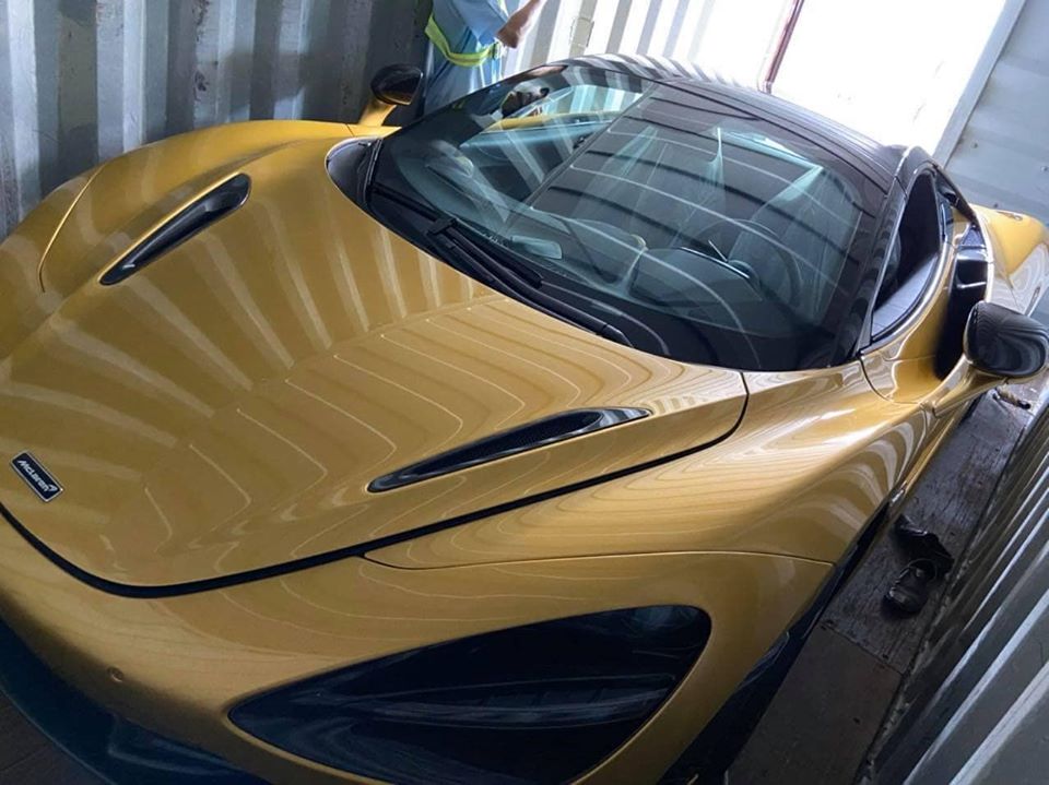 Chiếc McLaren 720S Spider thứ 4 có mặt tại thị trường Việt Nam sở hữu màu sơn Aztec Gold Elite