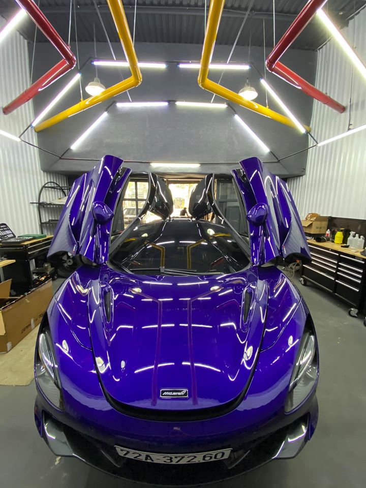 Chiếc si&ecirc;u xe b&iacute; ẩn tr&ecirc;n ch&iacute;nh l&agrave; McLaren 720S của doanh nh&acirc;n Vũng T&agrave;u. Xe hiện đ&atilde; c&oacute; mặt tại S&agrave;i th&agrave;nh để chuẩn bị độ body kit N-Largo của h&atilde;ng Novitec