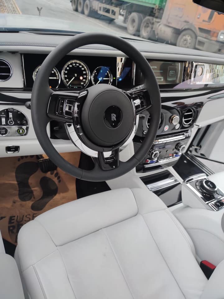 B&ecirc;n trong khoang l&aacute;i của Rolls-Royce Phantom Tranquility l&agrave; sự kết hợp của nhiều vật liệu kh&aacute;c nhau từ t&ecirc;n lửa kh&ocirc;ng gian Skylark của Anh, vệ tinh Voyager của NASA, v&ugrave;ng tối v&agrave; s&aacute;ng của mặt trăng hay đến cả c&aacute;c chi tiết mạ v&agrave;ng lấp l&aacute;nh