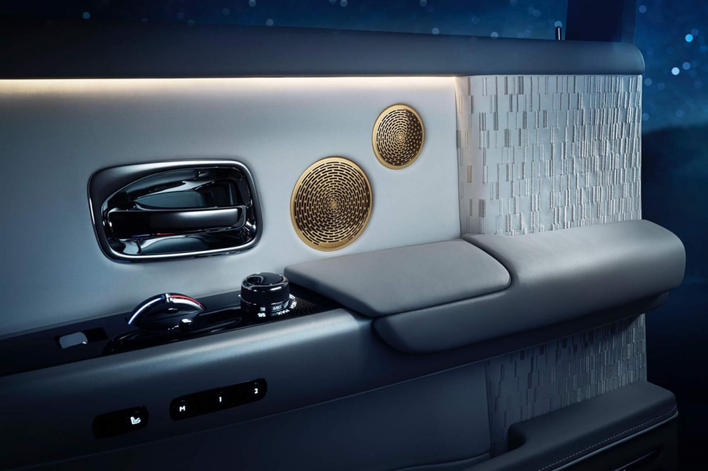 Nhiều chi tiết khoang l&aacute;i được mạ v&agrave;ng 24k