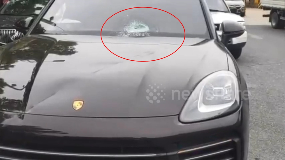 Còn đây là thiệt hại của chiếc Porsche khi bị tấm ván đập vào kính chắn gió Còn đây là thiệt hại của chiếc Porsche khi bị tấm ván đập vào kính chắn gió