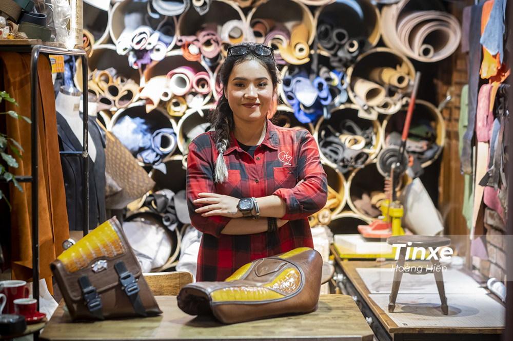 Phương Hiền - nữ biker, thợ chế tác da thủ công - người thường xuyên cho ra đời những sản phẩm đồ da Made in Vietnam