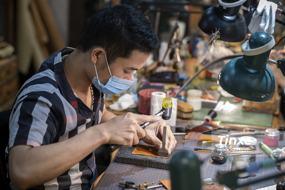 Tay nghề của thợ chế tác da thủ công tại Việt Nam đã tốt hơn trước rất nhiều.