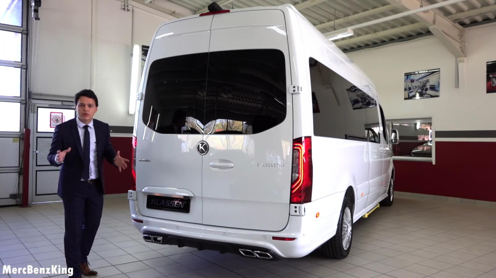 Ph&iacute;a sau của chiếc VIP King Van c&oacute; trang hệ thống ống xả AMG v&agrave; camera l&ugrave;i