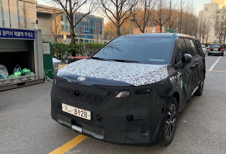 Kia Sedona 2021 chạy trên đường thử