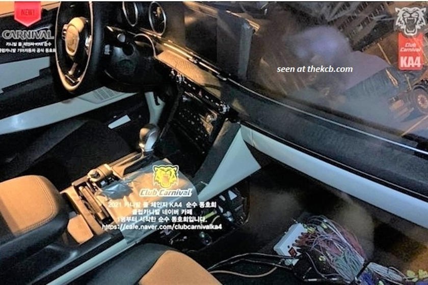 Cửa gió điều hòa của Kia Sedona mới kéo dài hết mặt táp-lô