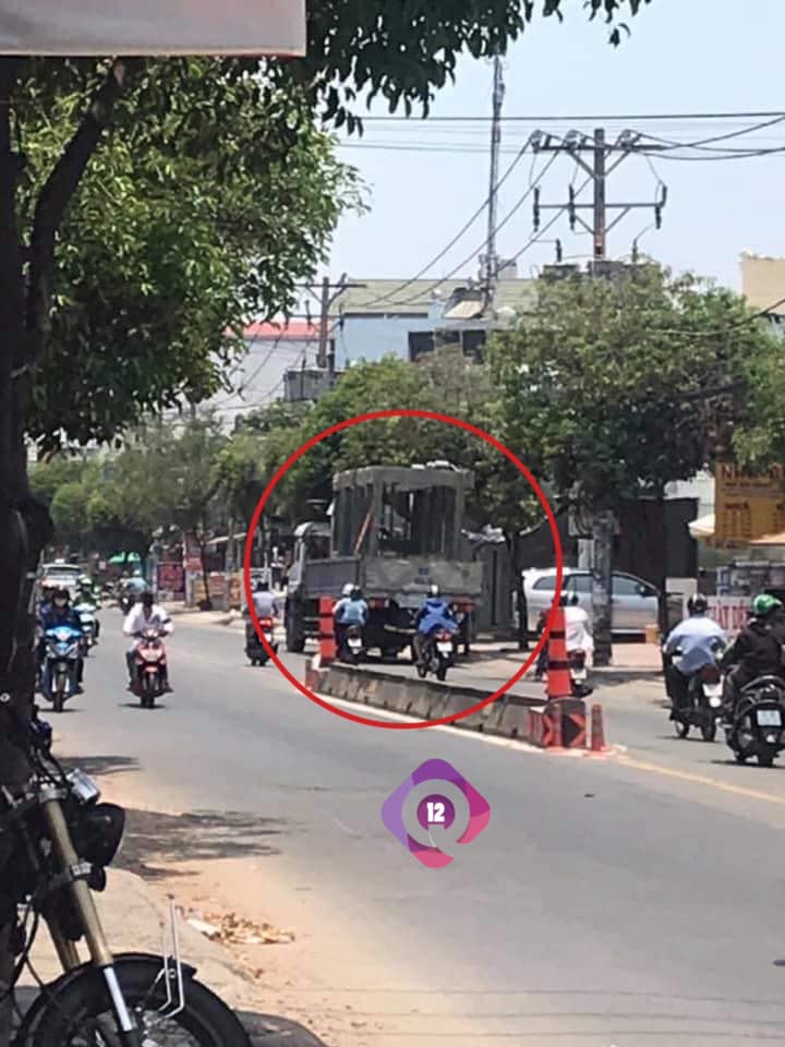 Chiếc xe tải dừng tại hiện trường vụ tai nạn