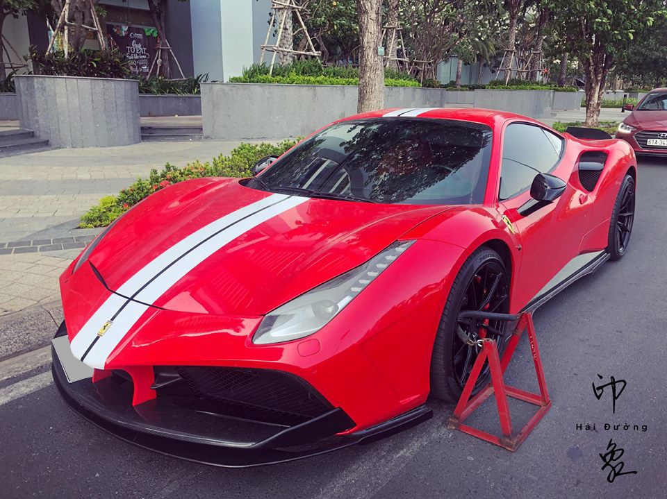 Siêu xe Ferrari 488 GTB bị khoá bánh xe
