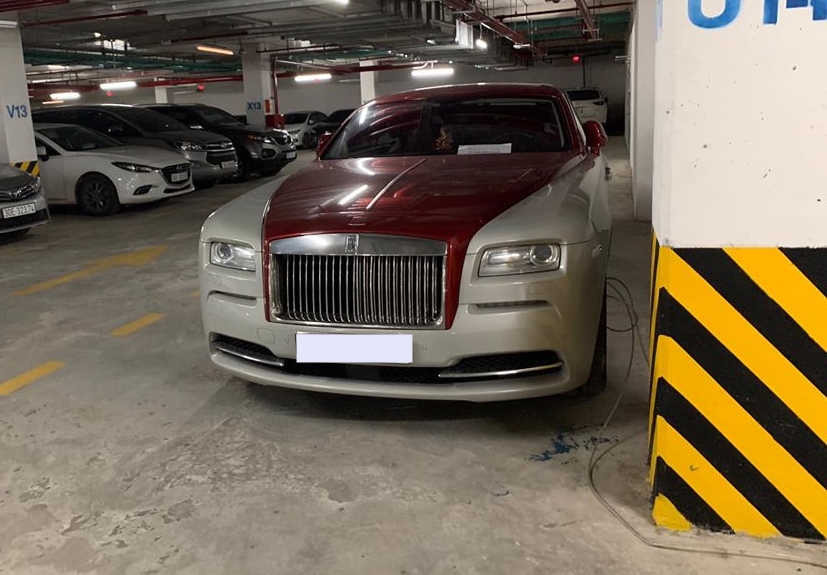 Rolls-Royce Wraith đỗ xe trong hầm bị xích chân khiến cư dân mạng thích thú