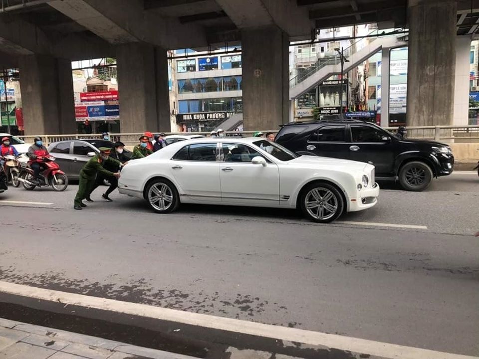 Cảnh s&aacute;t hỗ trợ đẩy chiếc xe si&ecirc;u sang Bentley Mulsanne bất ngờ bị chết m&aacute;y giữa đường