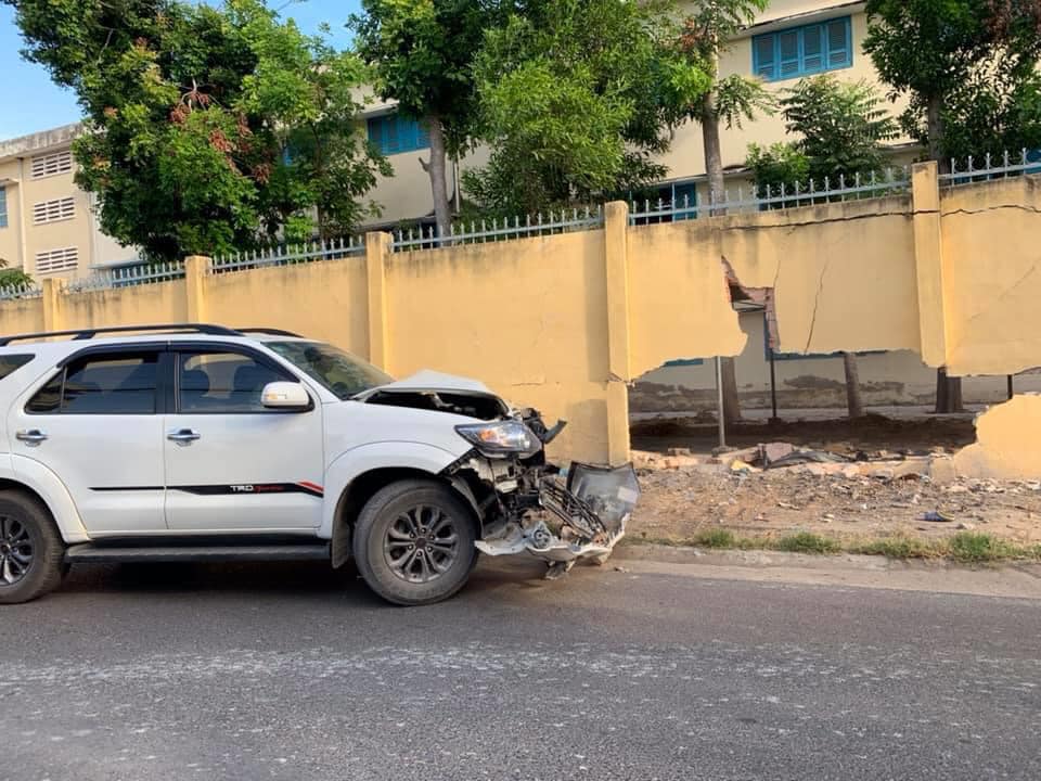 Còn đây là thiệt hại của xe Toyota Fortuner