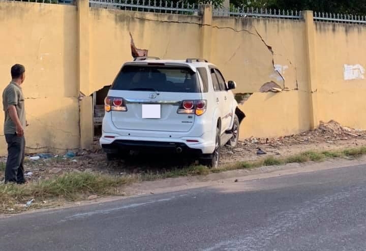 Hiện trường vụ tai nạn Toyota Fortuner tông sập một bức tường của trường học ở Phan Thiết