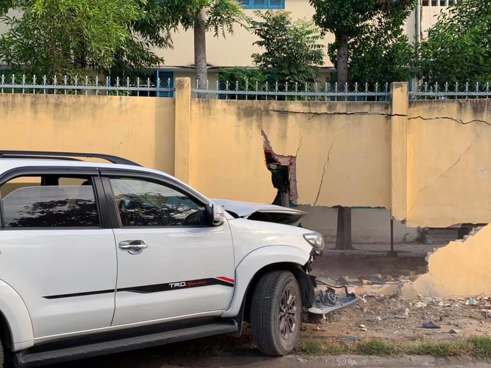 Thiệt hại của bức tường sau khi bị xe Toyota Fortuner tông vào