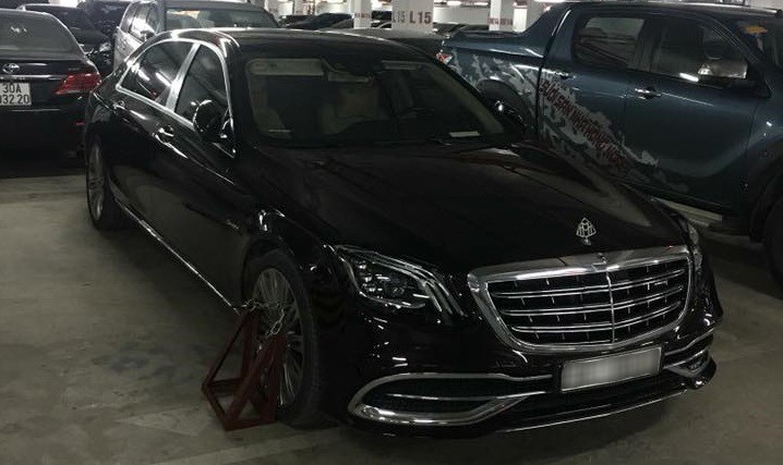 Đỗ sai quy định, xe siêu sang Mercedes-Maybach S450 bị khoá bánh tại hầm đỗ xe ở Hà Nội