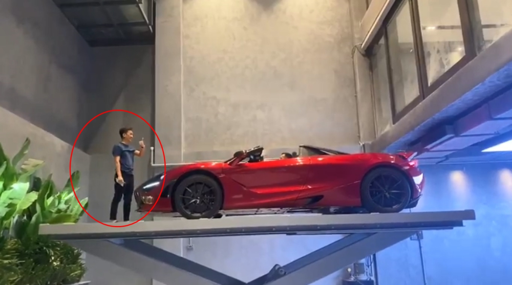 Cường Đô-la cùng người bạn sở hữu siêu xe mui trần McLaren 720S Spider trải nghiệm cầu nâng xe trong biệt thự của mình