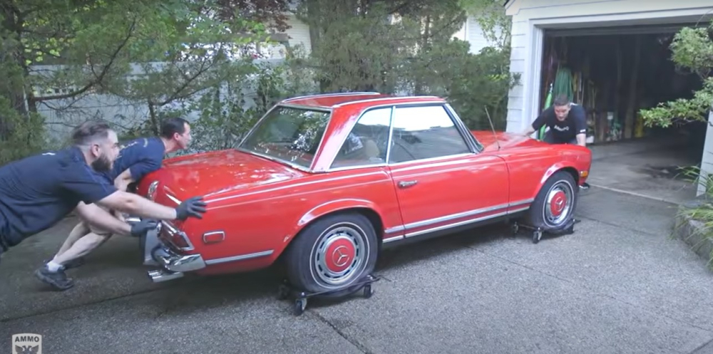 Chiếc Mercedes-Benz 280 SL sau khi được dọn rửa