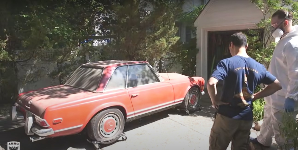Chiếc Mercedes-Benz 280 SL lần đầu ti&ecirc;n được mang ra dọn rửa sau 37 năm nằm trong garage