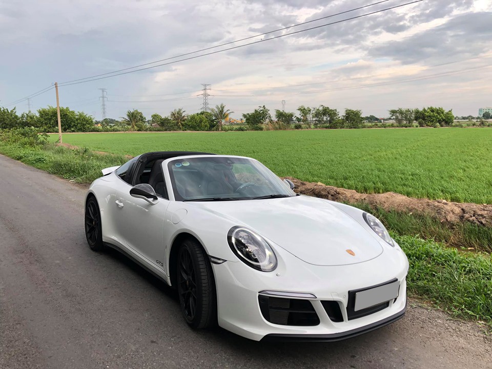 M&agrave;u sơn tr&ecirc;n chiếc Porsche 911 Targa 4 GTS n&agrave;y đ&atilde; c&oacute; gi&aacute; 68 triệu đồng