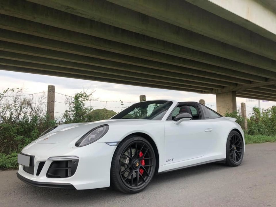 Vẻ đẹp của xe thể thao mui trần Porsche 911 Targa 4 GTS độc nhất Việt Nam