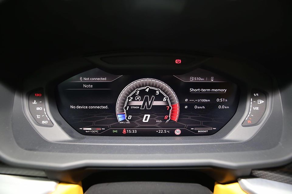 Động cơ kết hợp cùng hộp số tự động 8 cấp và hệ dẫn động 4 bánh giúp Lamborghini Urus có thể tăng tốc từ vị trí xuất phát lên 100 km/h trong 3,6 giây trước khi đạt vận tốc tối đa 305 km/h. Động cơ kết hợp cùng hộp số tự động 8 cấp và hệ dẫn động 4 bánh giúp Lamborghini Urus có thể tăng tốc từ vị trí xuất phát lên 100 km/h trong 3,6 giây trước khi đạt vận tốc tối đa 305 km/h.