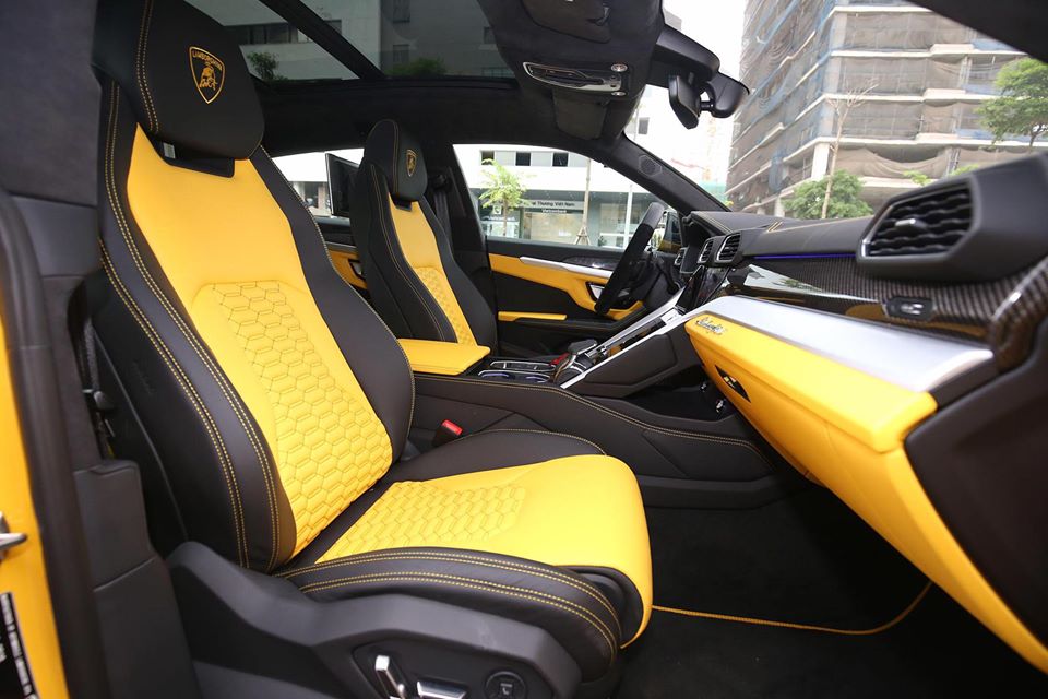 Mở cửa bước vào trong khoang lái chiếc siêu SUV Lamborghini Urus thứ 9 về Việt Nam, người lái sẽ được chào đón bằng màu da ghế 2 tông màu là vàng và đen. Chưa dừng lại đó, các chi tiết màu đen sẽ được may chỉ màu vàng để tạo vẻ đối xứng. Mở cửa bước vào trong khoang lái chiếc siêu SUV Lamborghini Urus thứ 9 về Việt Nam, người lái sẽ được chào đón bằng màu da ghế 2 tông màu là vàng và đen. Chưa dừng lại đó, các chi tiết màu đen sẽ được may chỉ màu vàng để tạo vẻ đối xứng.
