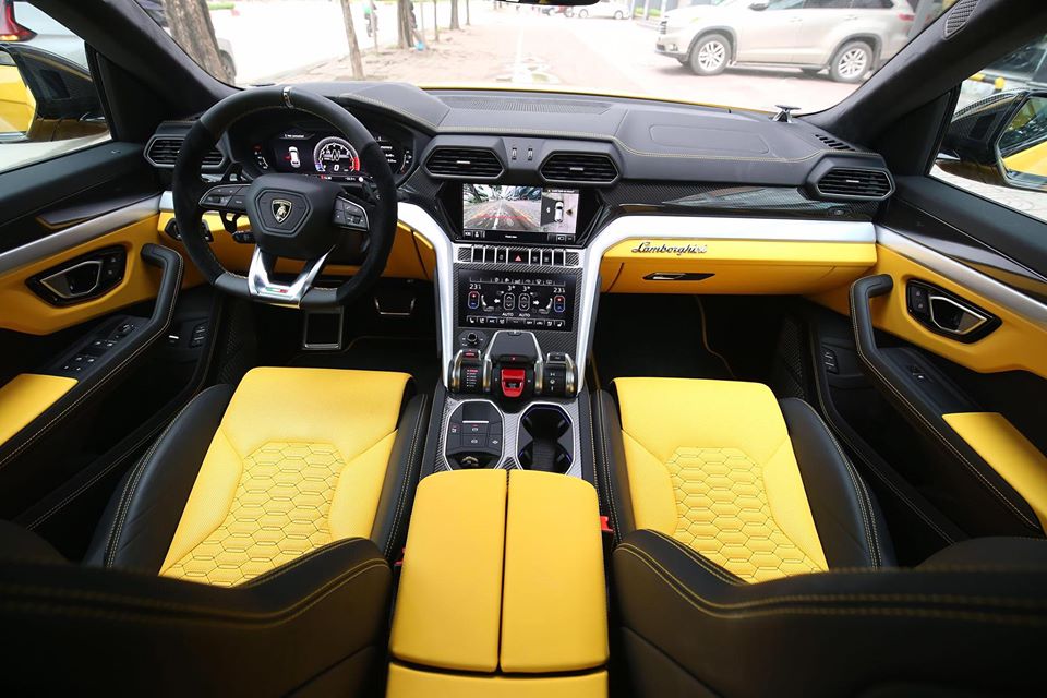 Đây là toàn bộ khoang lái của chiếc siêu SUV Lamborghini Urus mới về Việt Nam. Người ta thường bảo chủ sở hữu xe Lamborghini thường ngồi sau vô lăng, điều này không có sự ngoại lệ với Lamborghini Urus. Đây là toàn bộ khoang lái của chiếc siêu SUV Lamborghini Urus mới về Việt Nam. Người ta thường bảo chủ sở hữu xe Lamborghini thường ngồi sau vô lăng, điều này không có sự ngoại lệ với Lamborghini Urus.