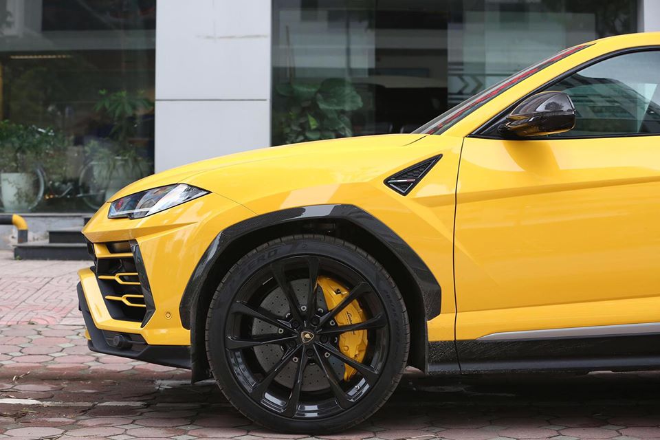 Bên cạnh đó, chiếc siêu SUV Lamborghini Urus thứ 9 về Việt Nam còn có bộ mâm 23 inch mang tên gọi Taigete sơn màu đen Shiny Black giống với Lamborghini Urus của Dương Kon hay xe của con trai Bầu Hiển. Bên cạnh đó, chiếc siêu SUV Lamborghini Urus thứ 9 về Việt Nam còn có bộ mâm 23 inch mang tên gọi Taigete sơn màu đen Shiny Black giống với Lamborghini Urus của Dương Kon hay xe của con trai Bầu Hiển.