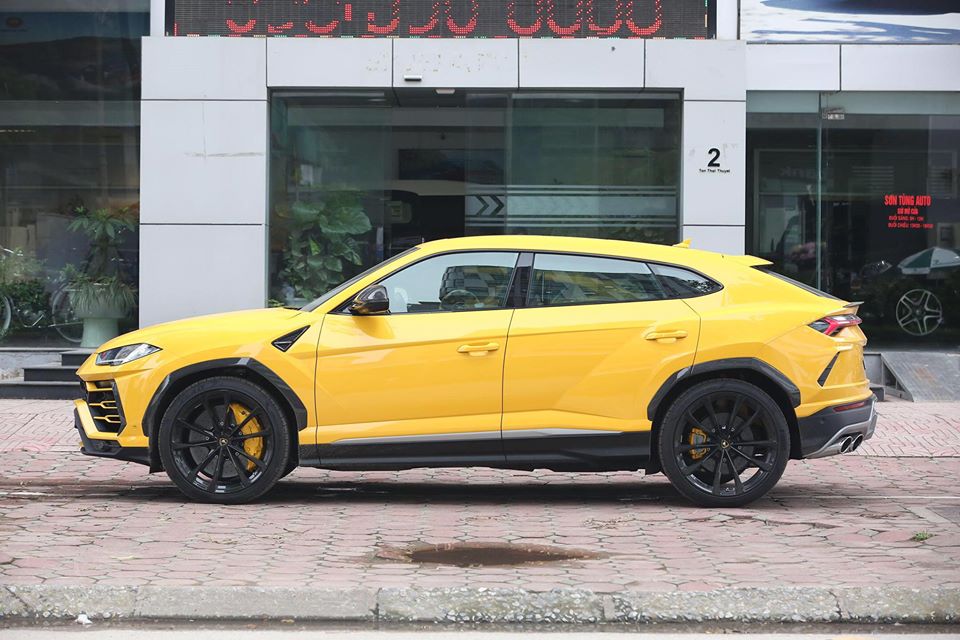 Thực tế nếu chỉ nhìn lướt bên ngoài ngoại thất chiếc siêu SUV Lamborghini Urus thứ 9 về Việt Nam sẽ khiến không ít người phán không có gì đặc sắc lắm so với 4 chiếc Lamborghini Urus về nước trước đó cũng mang màu vàng Giallo Auge Thực tế nếu chỉ nhìn lướt bên ngoài ngoại thất chiếc siêu SUV Lamborghini Urus thứ 9 về Việt Nam sẽ khiến không ít người phán không có gì đặc sắc lắm so với 4 chiếc Lamborghini Urus về nước trước đó cũng mang màu vàng Giallo Auge