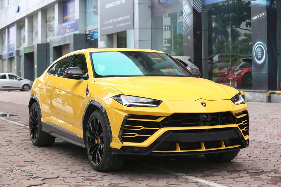 Ngay sau đó, chiếc siêu SUV Lamborghini Urus thứ 9 tại Việt Nam đã làm xong các thủ tục thông quan và nhanh chóng có mặt ở công ty nhập khẩu xe sang có tiếng này. Ngoài Lamborghini Urus, đơn vị này hiện còn đang sở hữu 1 dàn SUV khủng bao gồm Bentley Bentayga, Rolls-Royce Cullinan, Range Rover SVAutobiography hay Mercedes-AMG G63 Edition One... Ngay sau đó, chiếc siêu SUV Lamborghini Urus thứ 9 tại Việt Nam đã làm xong các thủ tục thông quan và nhanh chóng có mặt ở công ty nhập khẩu xe sang có tiếng này. Ngoài Lamborghini Urus, đơn vị này hiện còn đang sở hữu 1 dàn SUV khủng bao gồm Bentley Bentayga, Rolls-Royce Cullinan, Range Rover SVAutobiography hay Mercedes-AMG G63 Edition One...