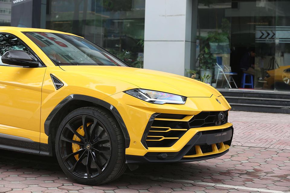 Cận cảnh phần đầu xe Lamborghini Urus mới về Việt Nam có thêm trang bị carbon rất cá tính. Cận cảnh phần đầu xe Lamborghini Urus mới về Việt Nam có thêm trang bị carbon rất cá tính.