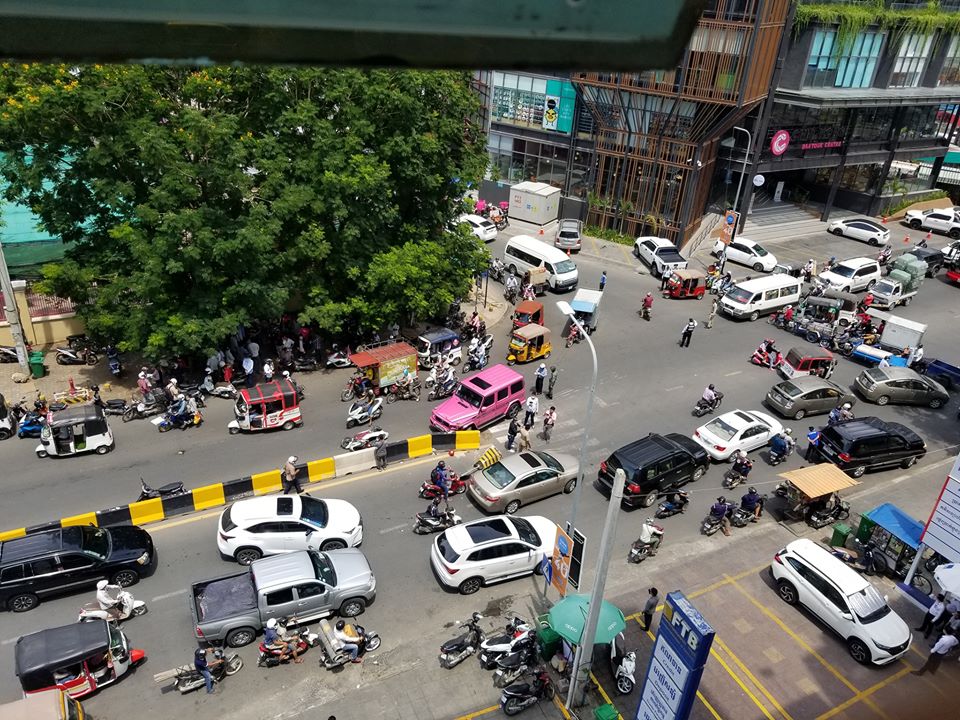 Bức ảnh nhìn từ trên cao của vụ tai nạn xe Mercedes-Benz G-Class màu hồng và xe máy ở Campuchia
