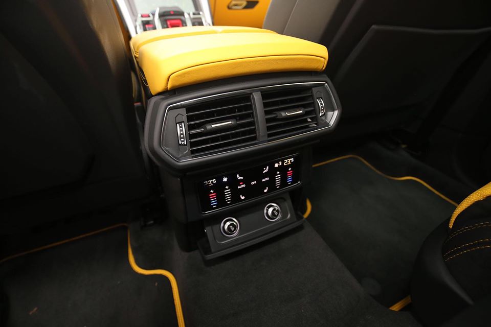 Nếu sợ 2 con ngồi sau không có gì thú vị để chơi, chiếc Lamborghini Urus này có nhiều trang bị rất cá tính, đầu tiên là điều hoà riêng cho hành khách ngồi phía sau, màn hình nhỏ chỉnh ghế, tựa lưng... Nếu sợ 2 con ngồi sau không có gì thú vị để chơi, chiếc Lamborghini Urus này có nhiều trang bị rất cá tính, đầu tiên là điều hoà riêng cho hành khách ngồi phía sau, màn hình nhỏ chỉnh ghế, tựa lưng...