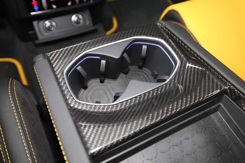 Nội thất xe còn ốp rất nhiều carbon. Nội thất xe còn ốp rất nhiều carbon.