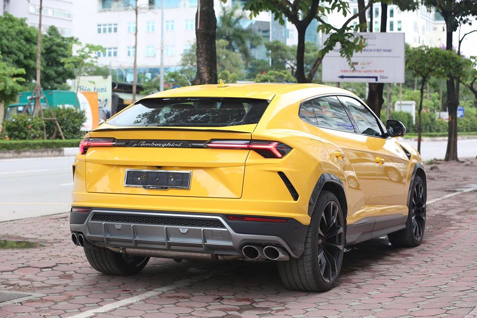 Chiếc siêu SUV Lamborghini Urus này được nhập khẩu tư nhân và không công bố mức giá cụ thể, chỉ biết rằng, một số nguồn tin cho rằng chiếc xe sau khi làm các thủ tục lăn bánh với biển trắng sẽ có giá không dưới 23 tỷ đồng. Chiếc siêu SUV Lamborghini Urus này được nhập khẩu tư nhân và không công bố mức giá cụ thể, chỉ biết rằng, một số nguồn tin cho rằng chiếc xe sau khi làm các thủ tục lăn bánh với biển trắng sẽ có giá không dưới 23 tỷ đồng.