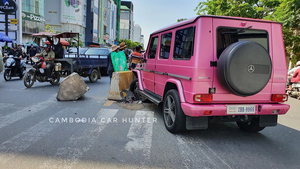 Sau đó, chiếc Mercedes-Benz G-Class màu hồng tông vào dải phân cách cứng