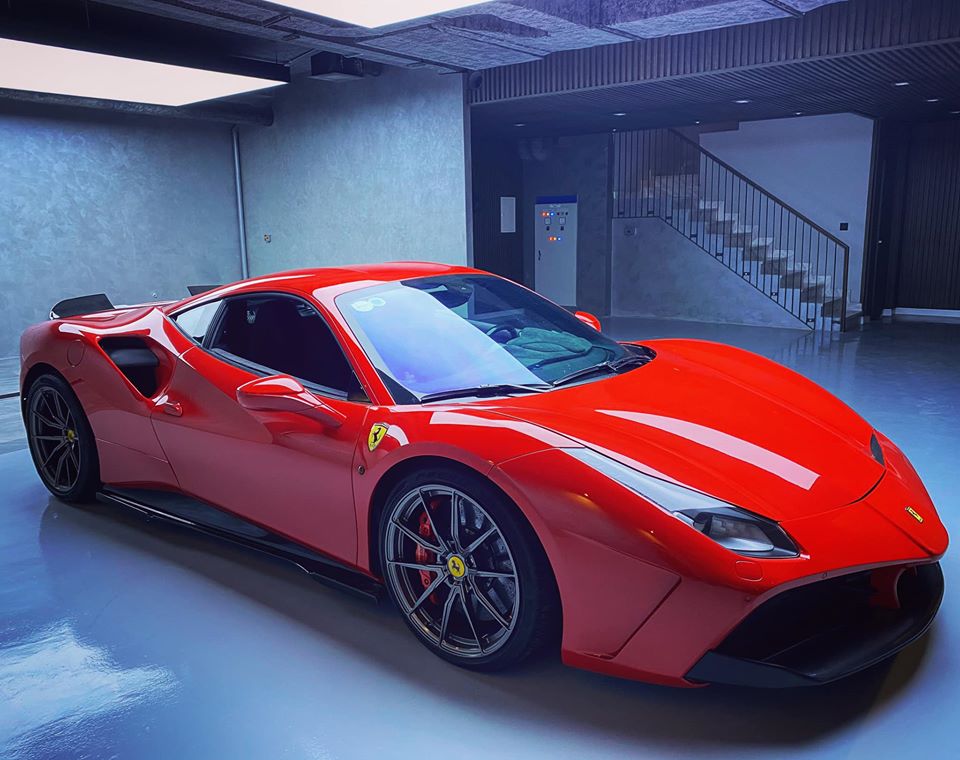 Chiếc si&ecirc;u xe Ferrari 488 GTB độ SVR mới l&agrave;m lại nội thất v&agrave; hiệu chỉnh động cơ