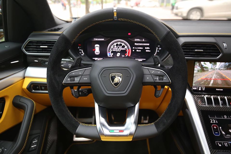 Vô-lăng của siêu SUV Lamborghini Urus thứ 9 về Việt Nam có da màu đen, da Alcantara và chỉ khâu màu vàng nổi bật. Vô-lăng của siêu SUV Lamborghini Urus thứ 9 về Việt Nam có da màu đen, da Alcantara và chỉ khâu màu vàng nổi bật.