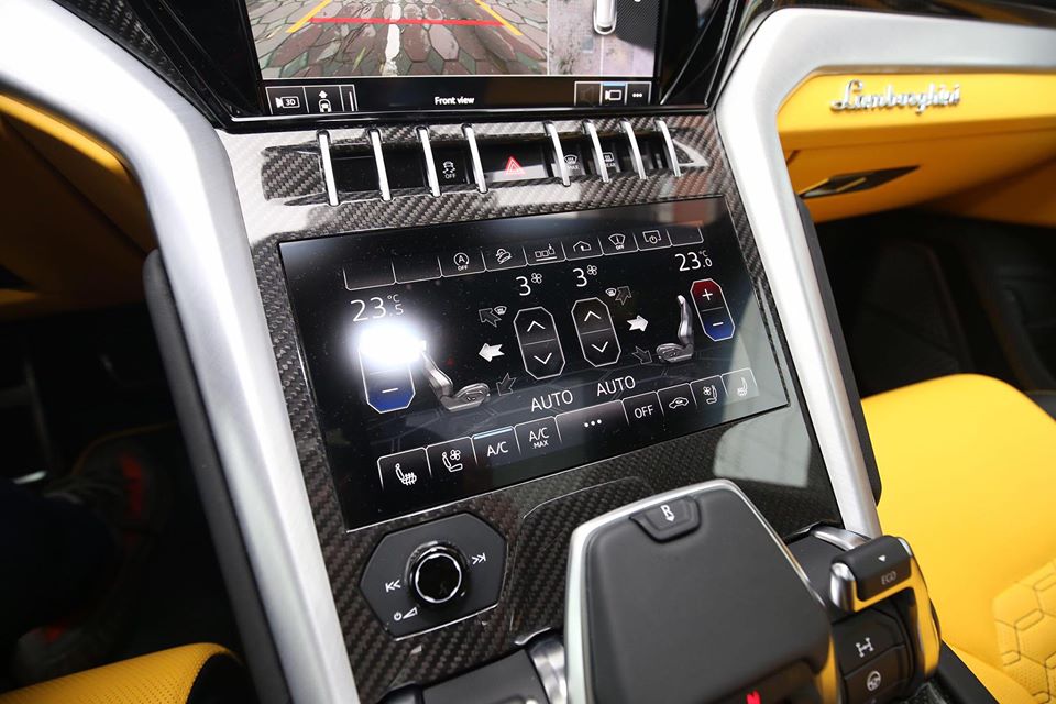 Ở bảng điều khiển trung tâm, siêu SUV Lamborghini Urus được trang bị 2 màn hình giải trí và kết nối hệ thống thông tin giải trí Lamborghini (LIS). Ở màn hình trên cùng sẽ đảm nhận nhiệm vụ như hệ thống thông tin giải trí, định vị, điện thoại và thông tin trạng thái xe. Màn hình phía dưới dùng để điều khiển các tính năng như điều hoà nhiệt độ, bàn phím. Ở bảng điều khiển trung tâm, siêu SUV Lamborghini Urus được trang bị 2 màn hình giải trí và kết nối hệ thống thông tin giải trí Lamborghini (LIS). Ở màn hình trên cùng sẽ đảm nhận nhiệm vụ như hệ thống thông tin giải trí, định vị, điện thoại và thông tin trạng thái xe. Màn hình phía dưới dùng để điều khiển các tính năng như điều hoà nhiệt độ, bàn phím.