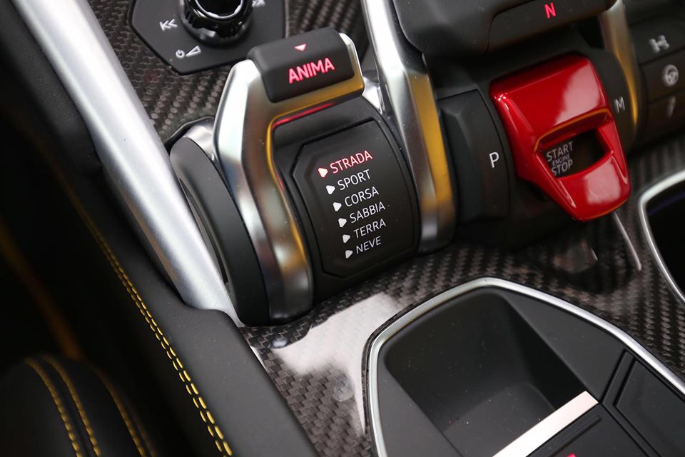 Hãng siêu xe Lamborghini trang bị đến 6 chế độ lái cho siêu SUV Urus và gọi là Anima. Ngoài 3 chế độ lái quen thuộc trên các siêu xe như Strada (đường phố), Sport (thể thao), Corsa (đường đua), siêu SUV Urus còn có thêm 3 chế độ lái khác là Sabbia (đường cát), Terra (việt dã) và Neve (tuyết). Hãng siêu xe Lamborghini trang bị đến 6 chế độ lái cho siêu SUV Urus và gọi là Anima. Ngoài 3 chế độ lái quen thuộc trên các siêu xe như Strada (đường phố), Sport (thể thao), Corsa (đường đua), siêu SUV Urus còn có thêm 3 chế độ lái khác là Sabbia (đường cát), Terra (việt dã) và Neve (tuyết).