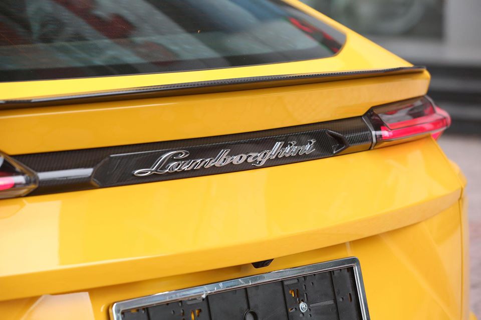 Ngoài ra, thanh nối đèn hậu LED hình chữ Y của Lamborghini Urus thứ 9 về Việt Nam cũng bằng carbon. Phía trên là cánh gió đuôi bằng carbon. Ngoài ra, thanh nối đèn hậu LED hình chữ Y của Lamborghini Urus thứ 9 về Việt Nam cũng bằng carbon. Phía trên là cánh gió đuôi bằng carbon.