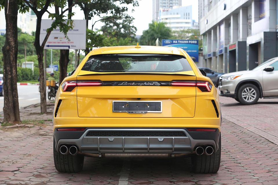 Tuy nhiên, chiếc siêu SUV Lamborghini Urus mới về Việt Nam cũng có các trang bị rất Tuy nhiên, chiếc siêu SUV Lamborghini Urus mới về Việt Nam cũng có các trang bị rất xịn sò ở ngoại hình.