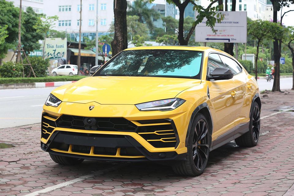 Ngay sau khi được thông quan và mang về một công ty nhập khẩu xe có tiếng ở Hà Nội, chiếc siêu SUV Lamborghini Urus này đã có chủ nhân rước về. Ngay sau khi được thông quan và mang về một công ty nhập khẩu xe có tiếng ở Hà Nội, chiếc siêu SUV Lamborghini Urus này đã có chủ nhân rước về.
