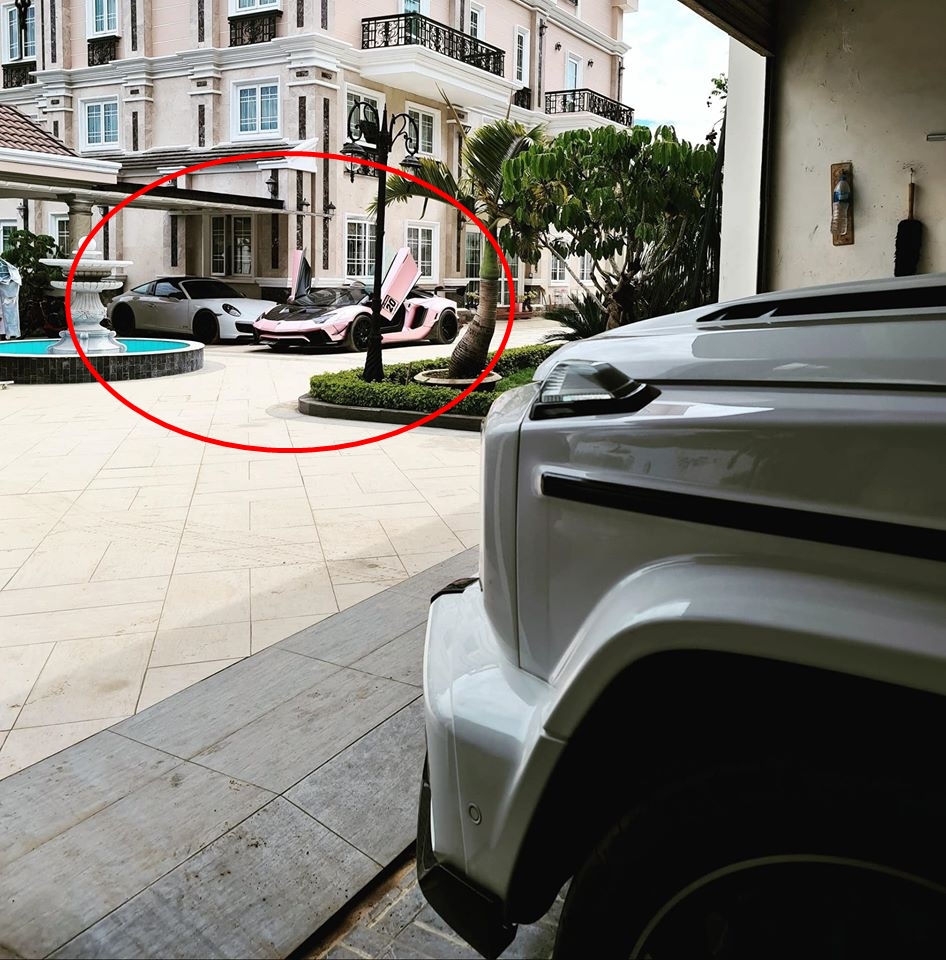 Bức ảnh g&acirc;y sốt cộng đồng mạng về garage xe si&ecirc;u khủng của một doanh nh&acirc;n Đ&agrave; Lạt. C&aacute;c xe xuất hiện trong ảnh bao gồm Mercedes-AMG G63 đời mới độ TopCar, ph&iacute;a xa l&agrave; Lamborghini Aventador Limited Edition 50 của Liberty Walk v&agrave; Porsche 911 Targa 4 GTS mới về đội Đ&agrave; Lạt
