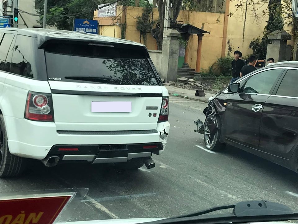 Thiệt hại của xe Range Rover và Kia Rondo sau va chạm ở một đèn tín hiệu giao thông tại Ninh Bình