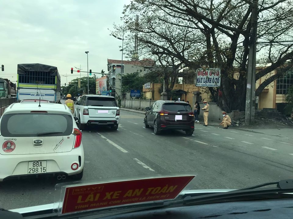 Hiện trường vụ va chạm giao thông của xe Kia Rondo và Range Rover đời cũ