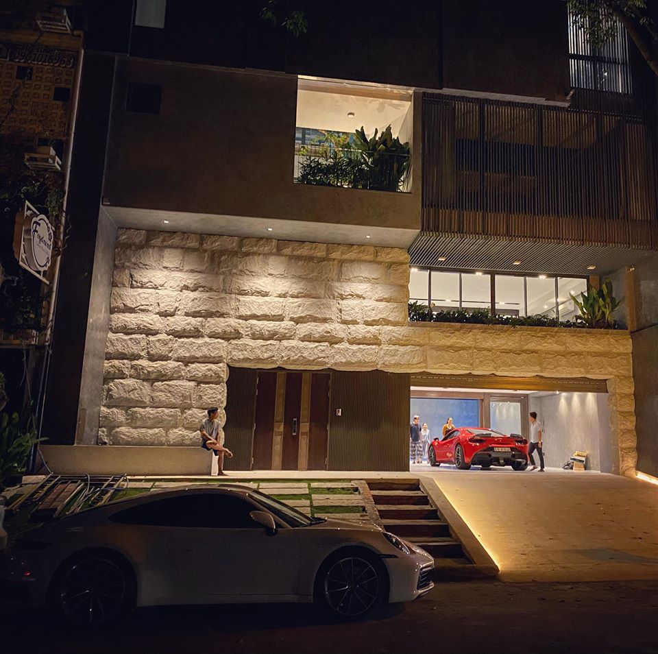 Si&ecirc;u xe Ferrari 488 GTB trong biệt thự của Cường Đ&ocirc;-la v&agrave; ph&iacute;a ngo&agrave;i l&agrave; Porsche 911 Carrera S 2020 của doanh nh&acirc;n n&agrave;y