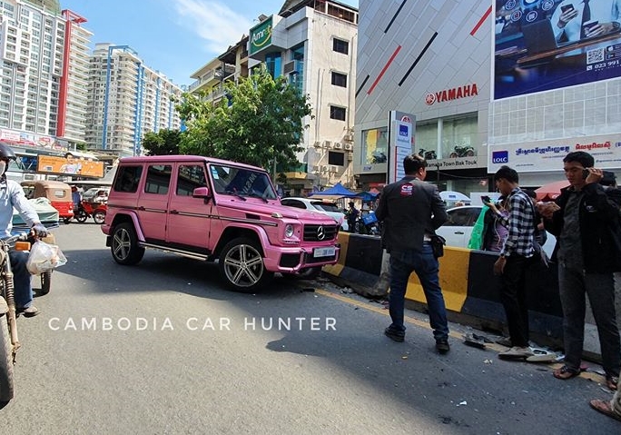 Hình ảnh vụ tai nạn của chiếc Mercedes-Benz G-Class màu hồng nữ tính tại Campuchia