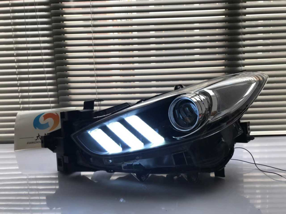 Một bộ đ&egrave;n LED được thiết kế ri&ecirc;ng theo phong c&aacute;ch Mustang cho xe Mazda3.