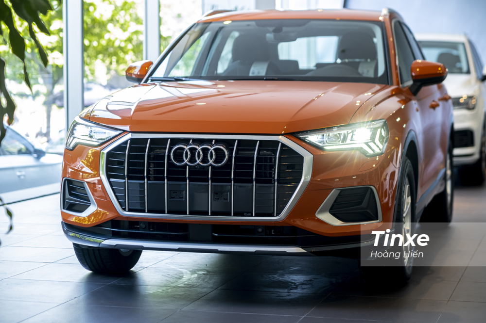 Phần lưới tản nhiệt cỡ lớn với nan dọc khiến cho Audi Q3 2020 c&oacute; cảm gi&aacute;c to lớn hơn.